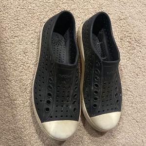 Native navy blue size 4 big kids shoes